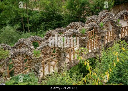 Artigas Gardens (Jardins Artigas) progettato da Antoni Gaudí. Vista del ponte degli archi (la Pobla de Lillet, Catalogna, Spagna) Foto Stock