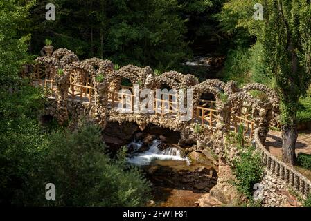 Artigas Gardens (Jardins Artigas) progettato da Antoni Gaudí. Vista del ponte degli archi (la Pobla de Lillet, Catalogna, Spagna) Foto Stock