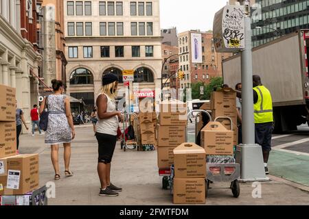 New York, Stati Uniti. 22 maggio 2021. I lavoratori preparano le consegne fresche di Amazon per la distribuzione nel quartiere East Village di New York sabato 22 maggio 2021. (Foto byÊRichard B. Levine) Credit: Sipa USA/Alamy Live News Foto Stock