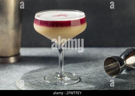 Boozy rinfrescante New York Sour in un colpo di vetro Foto Stock