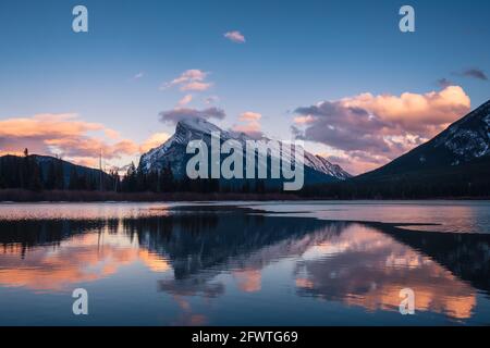 Monte Rundle riflesso in Vermillion Lakes, in autunno - Banff National Park, Alberta, Canada Foto Stock