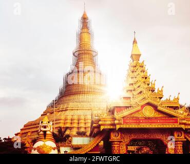 La Pagoda di Vipassana Globale è una Sala del Duomo della meditazione con una capacità di ospitare circa 8,000 meditatori di Vipassana vicino a Gorai, a nord-ovest di Mumbai, Maha Foto Stock