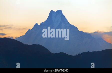 Silhouette del monte Machhapuchhre, percorso circolare Annapurna circuito trekking, vista mattutina, Nepal himalaya montagne Foto Stock