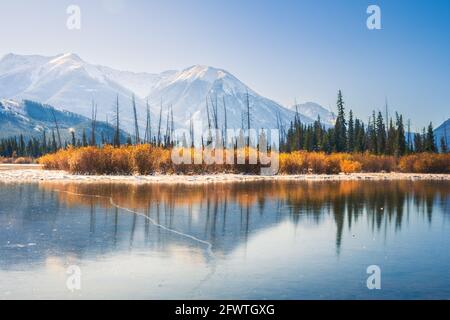 Le Montagne Rocciose che rifecano in uno stagno in autunno vicino Canmore Alberta Foto Stock