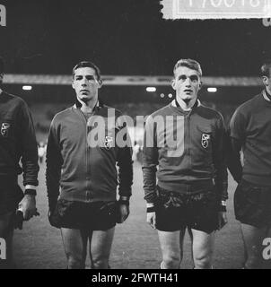 Tokyo Olympics, Left Plaskie e Right Van Himst (Heads), 12 ottobre 1964, sport, calcio, I Paesi Bassi, foto agenzia stampa del XX secolo, notizie da ricordare, documentario, fotografia storica 1945-1990, storie visive, Storia umana del XX secolo, che cattura momenti nel tempo Foto Stock