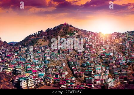 Shimla si trova sulla catena sud-occidentale dell'Himalaya al 31.61°N 77.10°E. Ha un'altitudine media di 2,206 metri (7,238 piedi) sopra il livello medio del mare A. Foto Stock