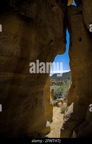 Slot canyon vista strette pareti blu cielo montagna paesaggio scenico sfondo nel nord-ovest nuovo messico quattro angoli navajo riserva terra. Foto Stock
