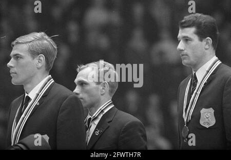 Olimpiadi invernali a Grenoble. I medalisti nei 1500 metri. Da sinistra a destra Ard Schenk (secondo condiviso), Ivar Eriksen (Norvegia, secondo condiviso) e Kees Verkerk (oro)., 15 febbraio 1968, pattinaggio su ghiaccio, sport, I Paesi Bassi, foto agenzia stampa del XX secolo, notizie da ricordare, documentario, fotografia storica 1945-1990, storie visive, Storia umana del XX secolo, che cattura momenti nel tempo Foto Stock