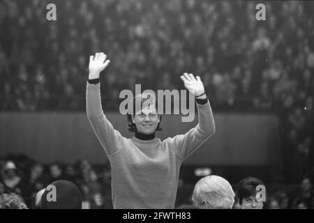 Olimpiadi invernali a Grenoble. Il podio onorario per i medalisti nel pattinaggio di velocità femminile di oltre 3000 metri. Medaglia d'oro Ans Schut., 12 febbraio 1968, pattinaggio di velocità, sport, I Paesi Bassi, foto agenzia stampa del XX secolo, notizie da ricordare, documentario, fotografia storica 1945-1990, storie visive, Storia umana del XX secolo, che cattura momenti nel tempo Foto Stock