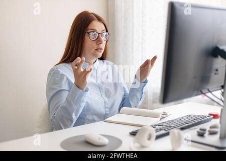 Apprendimento a distanza, istruzione e lavoro. Insegnante professionista che dà lezione in linea sulla webcam da casa, blogger che trasmette in aria. Foto Stock