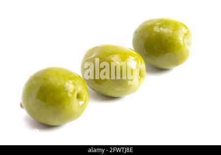 Olive biologiche verdi mature su sfondo bianco Foto Stock