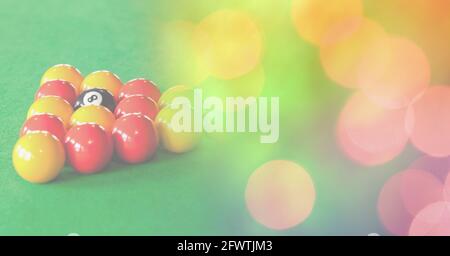 Composizione di palle snooker sul tavolo snooker con arancio e. macchie gialle sullo sfondo Foto Stock