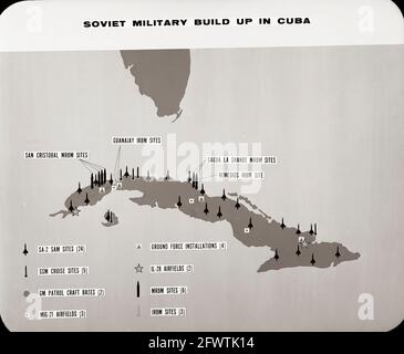 1962: Ottobre-novembre Briefing mappa del bordo descrive la diminuzione di costruzione militare sovietica a Cuba. Grafico raffigurante i tipi e le posizioni delle otto categorie di sistemi di armi offensive e difensive sovietiche dispiegati a Cuba nell'autunno del 1962. Grafico intitolato "l'offensiva missilistica costruita in su a Cuba", che mostra la Florida meridionale e l'isola di Cuba con le icone che rappresentano i missili collocati in luoghi approssimativi all'interno di Cuba e identificati come tipo di missile e posizione. Foto Stock