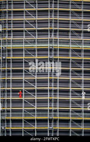 Ristrutturazione del Gasometro Oberhausen, lavori di protezione contro la corrosione, impalcature, lavoratori addetti al ponteggio, Oberhausen, NRW, Germania Foto Stock