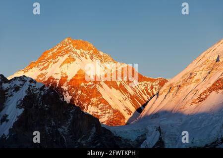 Sera tramonto vista del Monte Changtse, Monte tibetano vicino mt. Everest dal Nepal Foto Stock