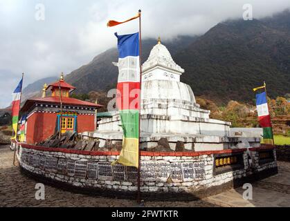 Stupa buddista o Chorten sulla strada per il campo base Everest, villaggio Chaurikharka, valle Khumbu, Solukhumbu, buddismo Nepal Foto Stock