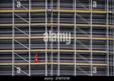 Ristrutturazione del Gasometro Oberhausen, lavori di protezione contro la corrosione, impalcature, lavoratori addetti al ponteggio, Oberhausen, NRW, Germania Foto Stock