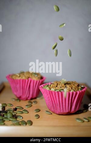 Cupcake al sapore di Masala Chai con semi di zucca sopra di esso Foto Stock