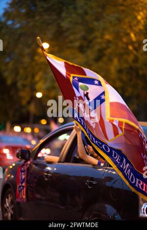 Atletico de Madrid festeggia il titolo di campionato 2021 nella strada. 22 maggio 2021. Un'auto ondeggia un banner di squadra dalla finestra. Foto Stock