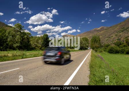 Strada nella valle dell'Esterri d'Àneu (Pallars Sobirà, Catalogna, Spagna, Pirenei) ESP: Carretera en el valle de Esterri d'Àneu (Pallars Sobirà, España) Foto Stock