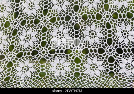 Tovaglia vintage bianca artigianale su sfondo naturale all'aperto Foto Stock