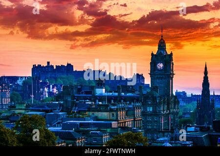 Edimburgo è la capitale compatta e collinare della Scozia. Vanta una città vecchia medievale e un'elegante città nuova georgiana con giardini ed edifici neoclassici Foto Stock