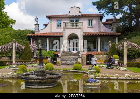 Uomo di lavoro presso la Villa Italiana e il giardino italiano presso i Compton Acres Gardens, Canford Cliffs, Poole, Dorset UK nel mese di maggio Foto Stock