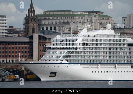 Liverpool, Regno Unito, 24 maggio 2021. The Viking Venus una nave nuova di zecca lascerà Liverpool dopo la sua prima visita alla città di lancio della stagione di crociera. Il terminal delle navi da crociera di Liverpool si aspetta circa 80 navi da crociera per facilitare le restrizioni di blocco. Credit: Jon Super/Alamy Live News. Foto Stock