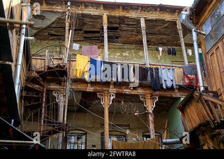 Tradizioni domestiche in Georgia. La lavanderia lavata è asciugata sul balcone esterno. Foto Stock