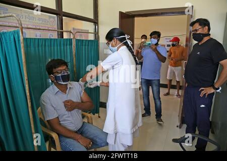 Beawar, Rajasthan, India, 24 maggio 2021: Il medico Manju Gupta inocula un uomo con una prima dose di vaccino corona al centro di vaccinazione COVID-19 a Beawar. Credit: Sumit Saraswat/Alamy Live News Foto Stock