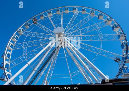 Helsinki / Finlandia - 22 MAGGIO 2021: Un dettaglio dell'ultima attrazione turistica del centro di Helsinki, Helsinki Skywheel Ferris Wheel. Foto Stock