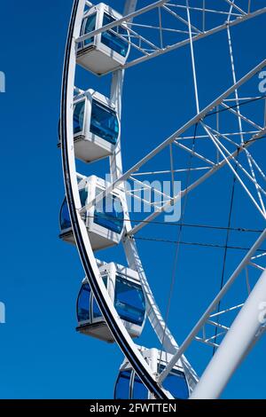 Helsinki / Finlandia - 22 MAGGIO 2021: Un dettaglio dell'ultima attrazione turistica del centro di Helsinki, Helsinki Skywheel Ferris Wheel. Foto Stock