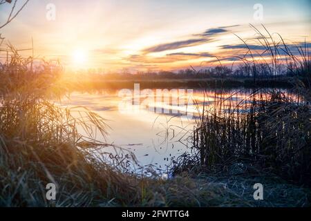 Splendido tramonto su un piccolo fiume. Paesaggio serale Foto Stock