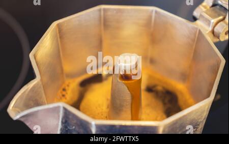 Preparazione del caffè in moka pot Foto Stock