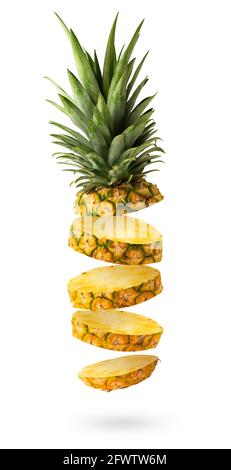 Flying fresco ananas fette isolate su sfondo bianco. Concetto di cibo creativo. Foto Stock