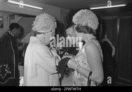 Reception presso il municipio di Addis Abeba No. 9, Queen Juliana, Pr. Beatrix e Pr. Claus view Brooch, No. 10, Beatrix e Claus lasciare il municipio, 27 gennaio 1969, Receipts, regine, Città, Paesi Bassi, foto agenzia stampa del XX secolo, notizie da ricordare, documentario, fotografia storica 1945-1990, storie visive, Storia umana del XX secolo, che cattura momenti nel tempo Foto Stock
