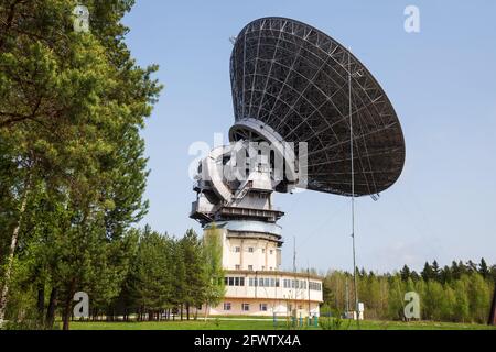 Radiotelescopio RT-64 (TNA-1500) presso l'Osservatorio radio Astronomico Kalyazin, Regione Tver, Russia Foto Stock