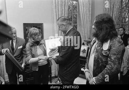 L'ambasciatore degli Stati Uniti Middendorf premia la bocca d'oro e MacNeal, 8 maggio 1973, ambasciatori, premi, I Paesi Bassi, foto agenzia stampa del XX secolo, notizie da ricordare, documentario, fotografia storica 1945-1990, storie visive, Storia umana del XX secolo, che cattura momenti nel tempo Foto Stock