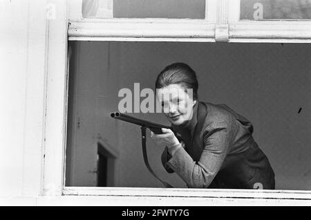 Oorlogswinter di Jan Terlouw girato da VARA; Andrea Domburg (come baronessa) spara al comandante tedesco di carri armati a Laag Zuthem, 14 marzo 1975, attori, drammi televisivi, Foto di lavoro, Paesi Bassi, foto dell'agenzia stampa del XX secolo, notizie da ricordare, documentario, fotografia storica 1945-1990, storie visive, Storia umana del XX secolo, che cattura momenti nel tempo Foto Stock