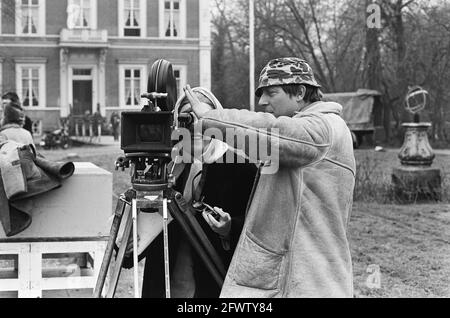 Oorlogswinter di Jan Terlouw girato da VARA; Andrea Domburg (l) e il regista Aart Staartjes (r) dietro la telecamera durante le riprese, 14 marzo 1975, attori, registi, Drammi televisivi, registrazioni di lavoro, Paesi Bassi, foto agenzia stampa del XX secolo, notizie da ricordare, documentario, fotografia storica 1945-1990, storie visive, Storia umana del XX secolo, che cattura momenti nel tempo Foto Stock