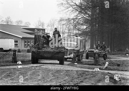 Oorlogswinter di Jan Terlouw girato da VARA; PIM Dikkkers, in piedi in carro armato, con camion e soldati tedeschi nel cosiddetto kubelwagen, 14 marzo 1975, attori, drammi televisivi, Registrazioni di lavoro, Paesi Bassi, foto agenzia stampa del XX secolo, notizie da ricordare, documentario, fotografia storica 1945-1990, storie visive, Storia umana del XX secolo, che cattura momenti nel tempo Foto Stock