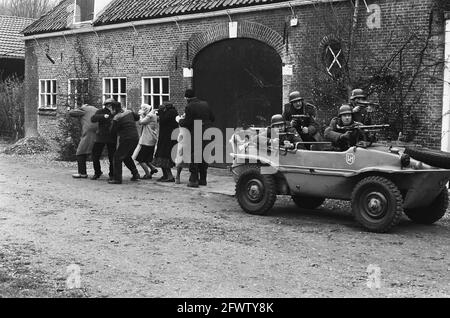 Oorlogswinter di Jan Terlouw girato da VARA; persone sono tolte dai soldati tedeschi, durante le riprese a Laag Zuthem, 14 marzo 1975, attori, drammi televisivi, Registrazioni di lavoro, Paesi Bassi, foto agenzia stampa del XX secolo, notizie da ricordare, documentario, fotografia storica 1945-1990, storie visive, Storia umana del XX secolo, che cattura momenti nel tempo Foto Stock