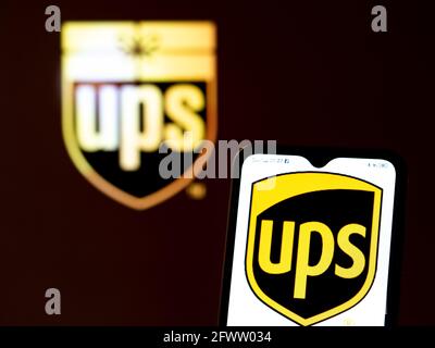 In questa illustrazione fotografica il logo di United Parcel Service, Inc., UPS, visualizzato su uno smartphone Foto Stock