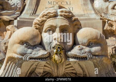 Arte barocca a Roma. Maschera di marmo tra i delfini o pesci del 18 ° secolo Fontana del Pantheon Foto Stock