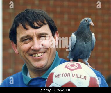 Aston Villa allenatore di calcio Graham Taylor con piccione 1990 Foto Stock