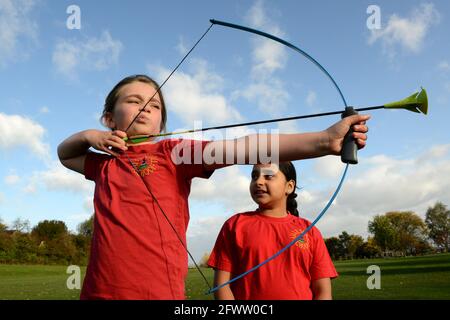 Scuola bambini alunni ragazze lezione di tiro con l'arco Gran Bretagna, Regno Unito Foto Stock