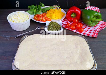 Pasta per pizza su una padella pronta per il prossimo processo di preparazione Foto Stock