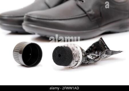 tubo vuoto di crema per scarpe liquide e scarpe in pelle sfondo Foto Stock
