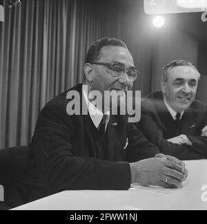 Arrivo Dr. J. H. E. Ferrier, Governatore dell'Aeroporto di Suriname Schiphol. J. H. E. Ferrier, 6 marzo 1968, arrivi, governatori, I Paesi Bassi, foto agenzia stampa del XX secolo, notizie da ricordare, documentario, fotografia storica 1945-1990, storie visive, Storia umana del XX secolo, che cattura momenti nel tempo Foto Stock