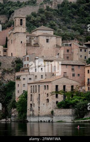 Miravet villaggio sulle rive del fiume Ebro nella provincia di Tarragona, Catalogna, Spagna. Foto Stock